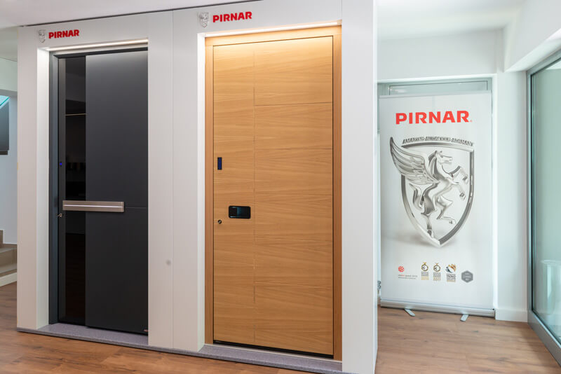 Showroom usi de exterior din aluminiu Pirnar Romania - 2