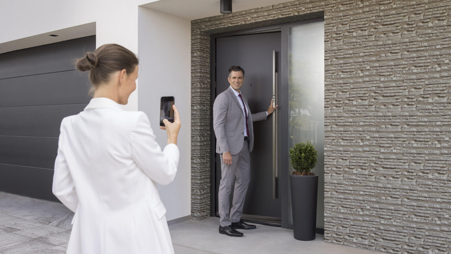 Uși de exterior moderne din aluminiu perfecte pentru casa ta